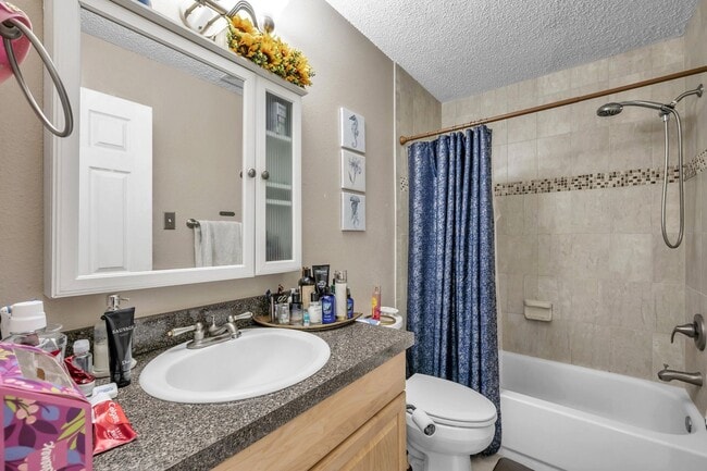 Building Photo - Quiet 3 bedroom 2 Bathroom Condo Unit in C...