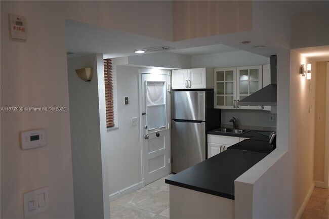 Building Photo - 2999 Point E Dr