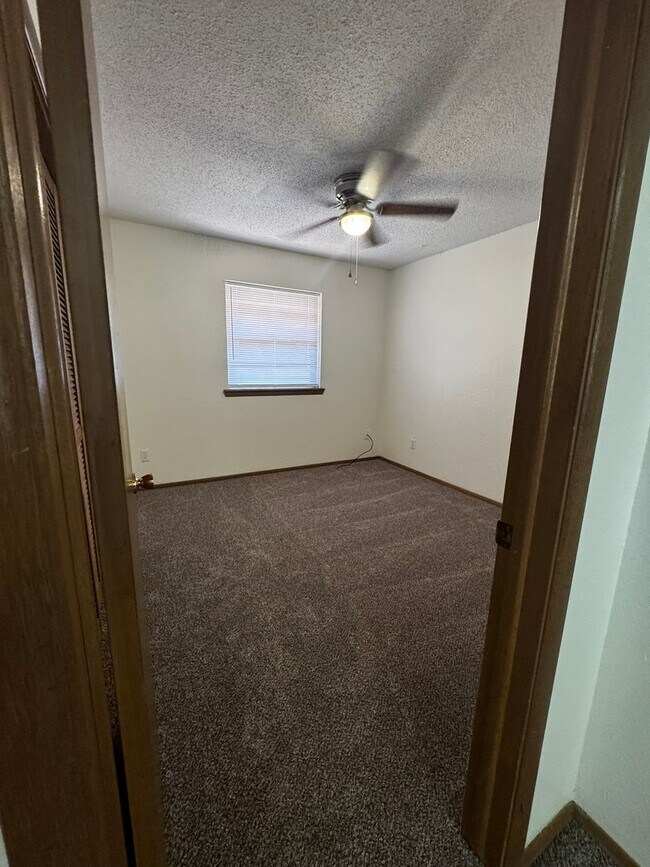 Building Photo - (3) Bed/(2) Bath with (2) Living Areas in MWC Avail NOW!