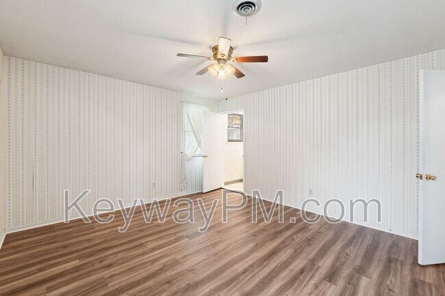 Building Photo - 4537 Shawnee Dr