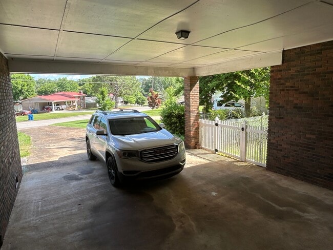 Building Photo - 1504 Cloverdale Rd