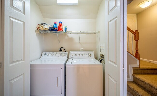 Building Photo - Comfortable Condo Living in Convenient Alexandria Location