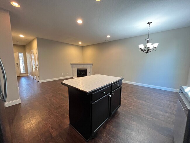 Building Photo - Super-Cute Townhouse! 3 bed + 2.5 baths w/ Fantastic Floor Plan! (A/C & Washer / Dryer included!)