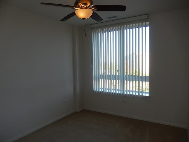 Building Photo - 850 Village Center Dr