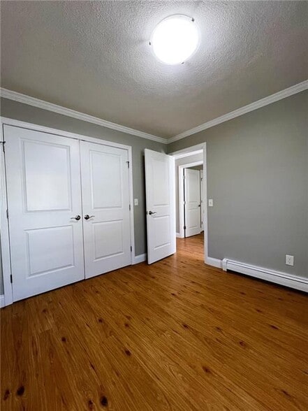 Building Photo - 927 Elm St