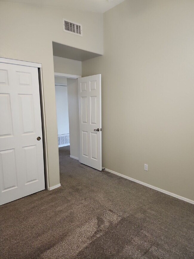 Building Photo - "Spacious 4-Bedroom Glendale Gem with Granite Elegance - 2018 Sq Ft of Comfort!"