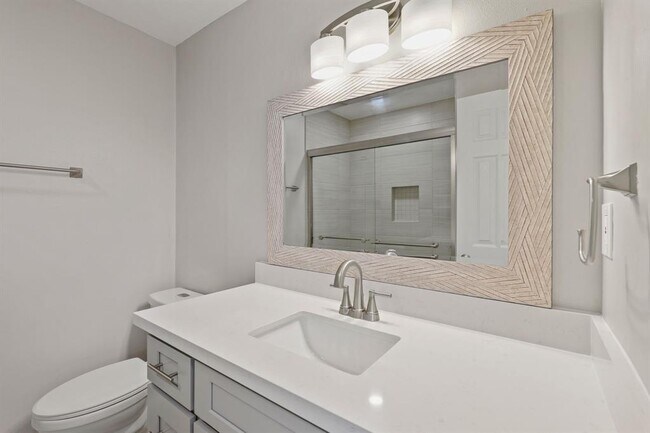 Building Photo - 2121 Fountain View Dr
