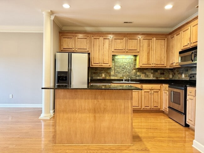 Building Photo - 1801 Brentwood Pointe