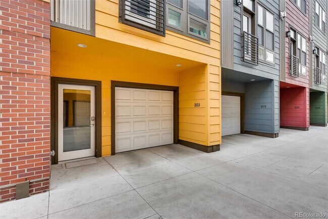 Building Photo - Immediate Availability! Stunning Modern lu...