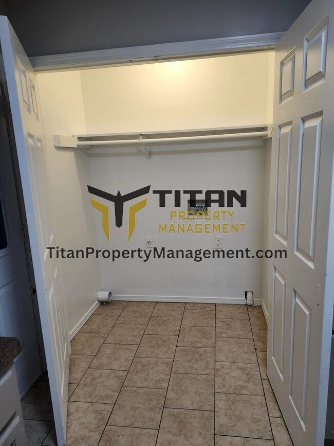 Building Photo - 2bed/2bath End-Unit Apartment with Fenced Yard