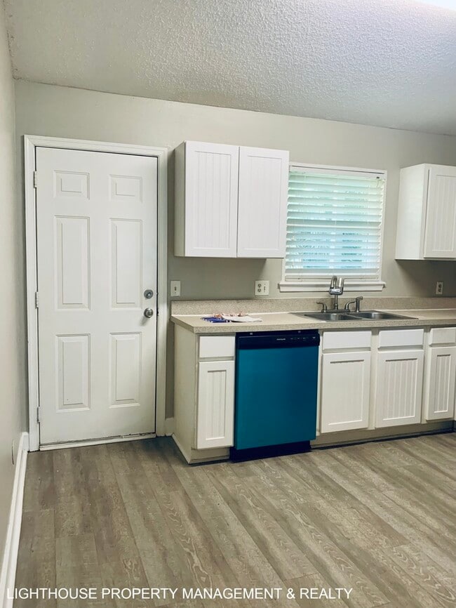 Building Photo - Spacious 2-Bedroom Duplex with Stainless Steel Appliances