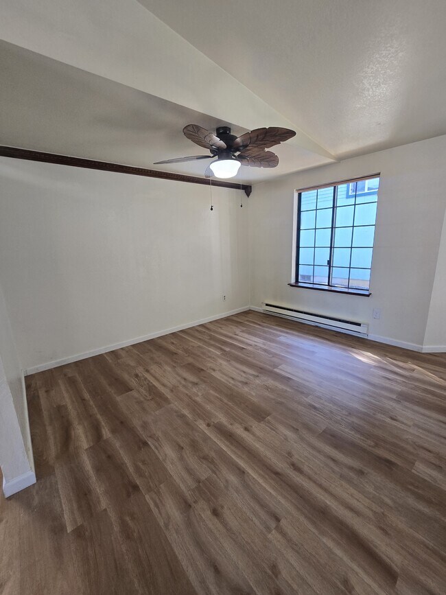 Building Photo - 581 Malibu Dr SE