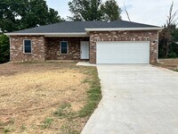 Building Photo - 3 bedroom 1 bath 2 car garage