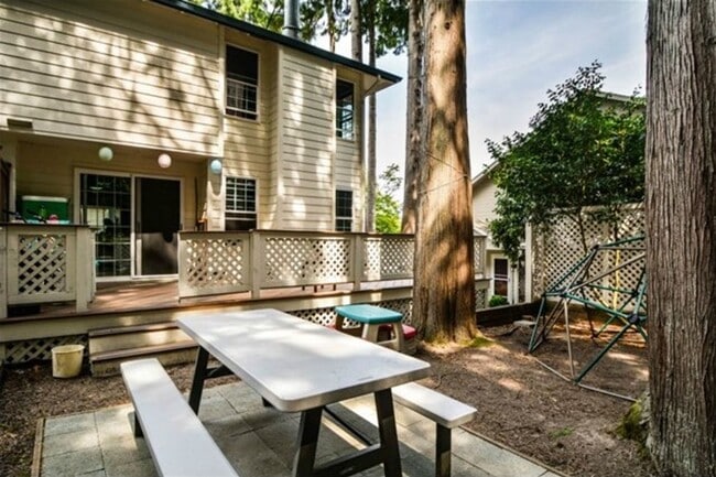 Building Photo - Exquisite Home with 3 Bed and 2.5 Bath in ...