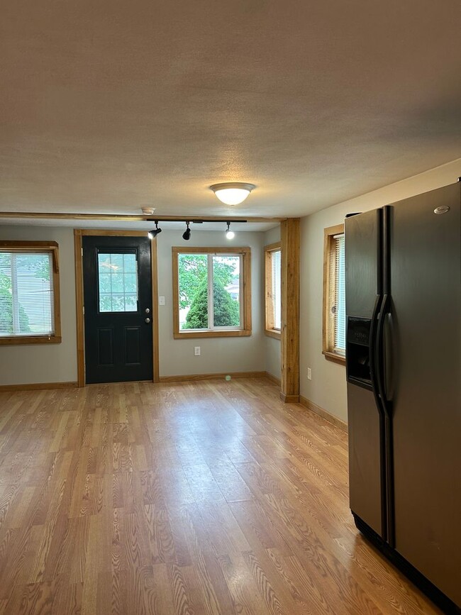 Building Photo - Beautiful 3 bdrm Home! Double Lot!