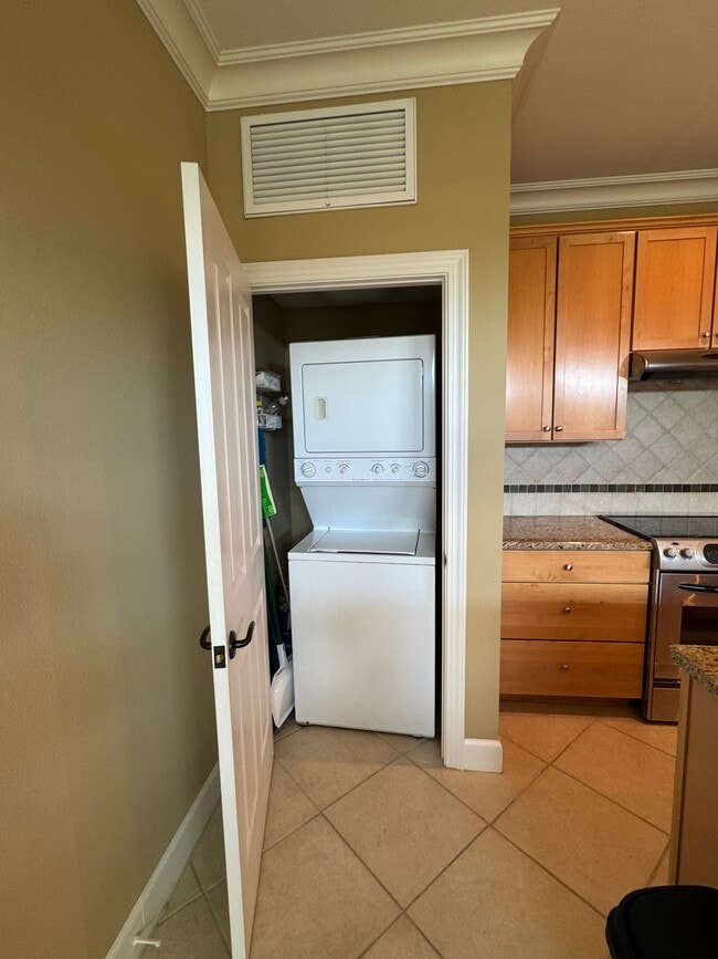 Building Photo - 415 E Romana St