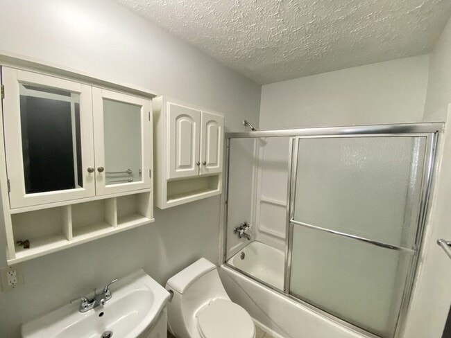 Building Photo - 4 bedroom ranch style hom