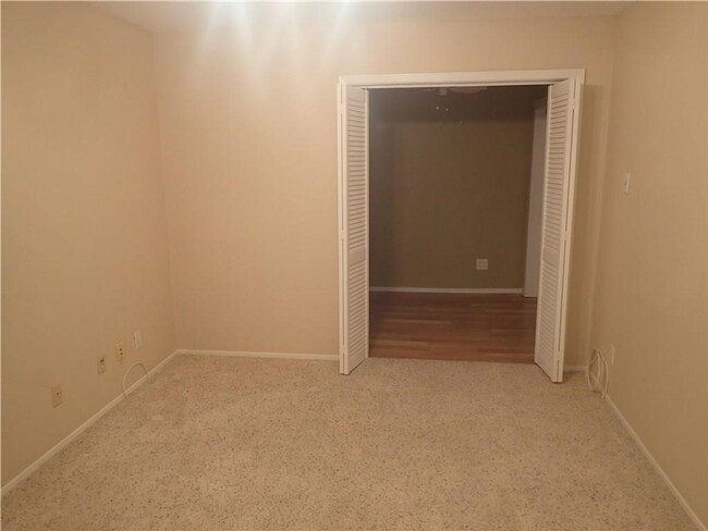 Building Photo - 2 Bedroom 2 Bath Condo in Uptown near Katy...