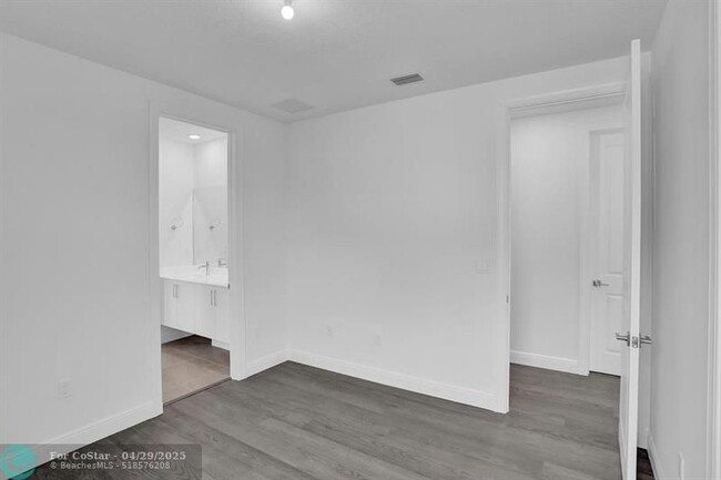 Building Photo - 11890 S Baypoint Cir