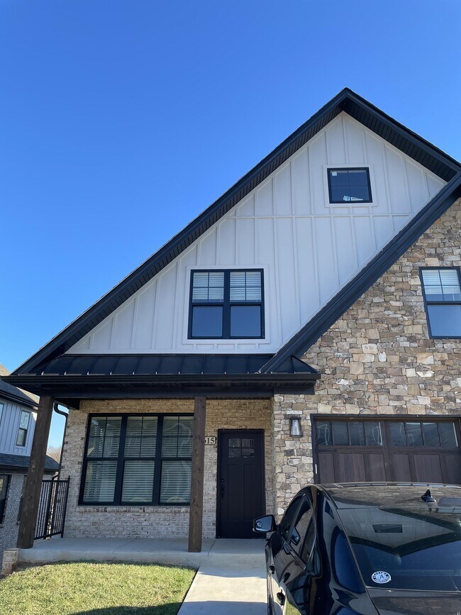 Building Photo - 1639 Helmsdale Dr