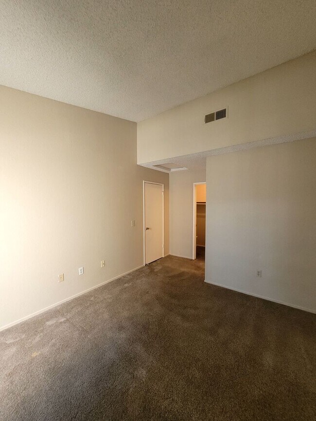 Building Photo - Condo on Madison Avenue. MOVE IN SPECIAL. 1 month free.