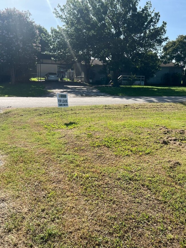 Building Photo - Remodeled 5 Bed | 2 Bath Mobile Home on Ha...