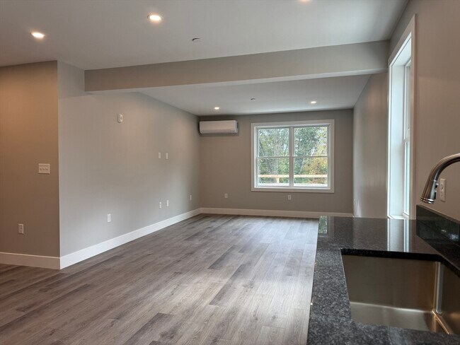 Building Photo - 251 Sladen St