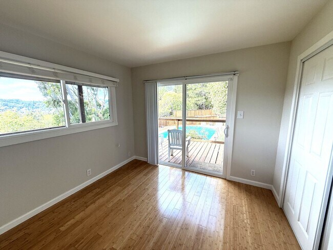 Building Photo - SPACIOUS  FOUR BED / THREE BATH SAN RAFAEL...