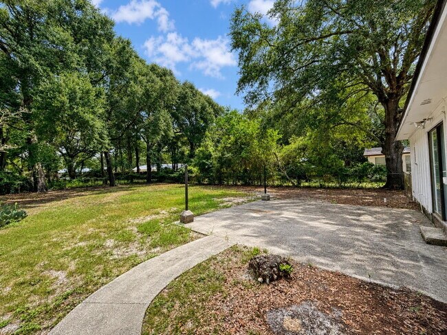 Building Photo - "Charming 3-Bed Oasis with Spacious Living in Fort Walton Beach!"