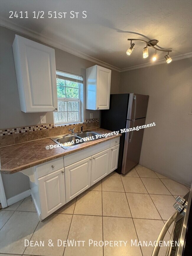 Building Photo - 2411 1/2 51st St S-