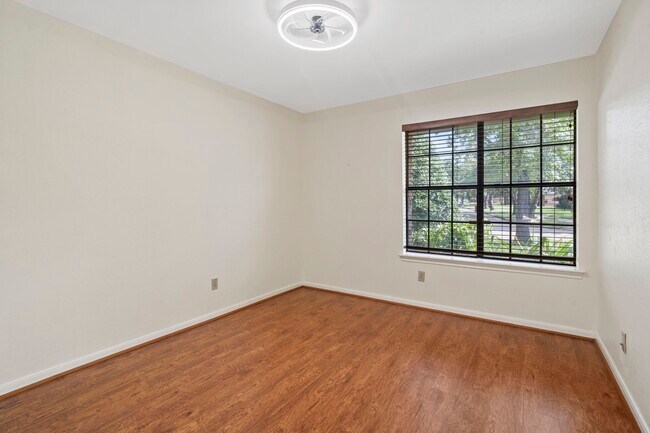 Building Photo - 2710 Pineleaf Dr