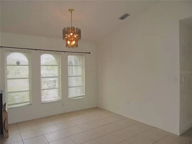 Building Photo - 264 Valdiva St