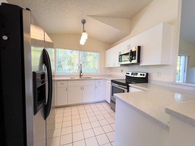 Building Photo - RENT SPECIAL $500 OFF 1ST MONTH'S RENT! 2B...