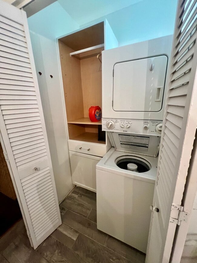 Building Photo - FULLY FURNISHED 2/2 OLD NE BUNGALOW