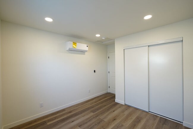 Building Photo - 1600 E Columbia Ave