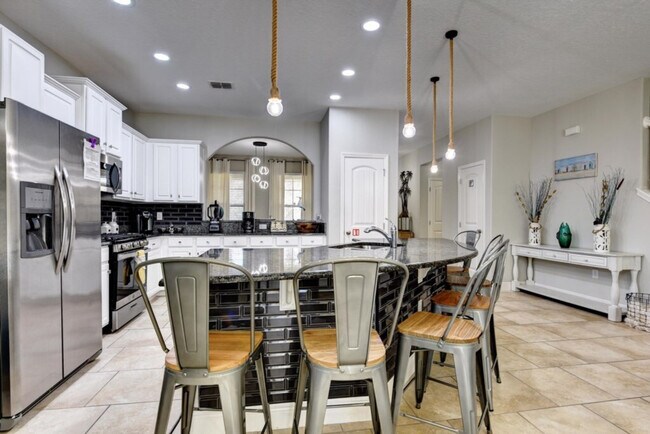 Building Photo - 5254 Wildwood Wy