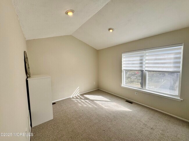 Building Photo - 113 Richmond Ct N
