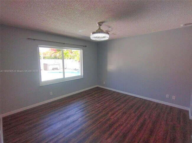 Building Photo - 5780 Sun Pointe Cir