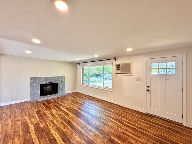Building Photo - Charming Mid-Century Home in Shoreline
