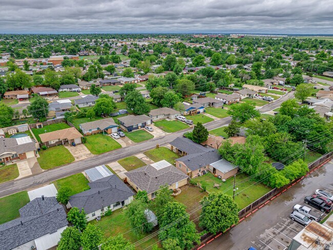 Building Photo - Charming Home in OKC + 4 bedrooms