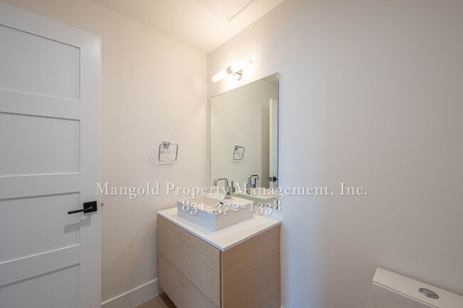 Building Photo - Luxurious 2-Bed 2.5-Bath Condo Located in ...