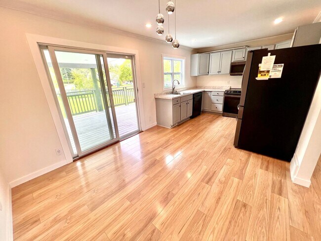 Building Photo - Absolutely Stunning Home! - 3 Bedroom 2 Fu...