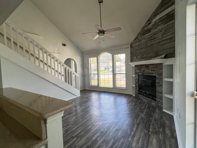 Building Photo - 1100 Post Oak Path