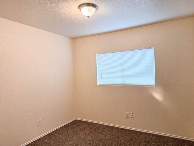 Building Photo - ~~$300 Off 3rd Months Rent~~Spacious 4 bed...