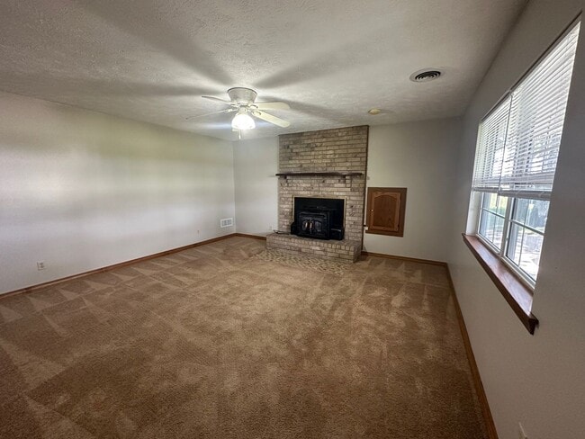 Building Photo - 3 bed 2 bath in Marshfield