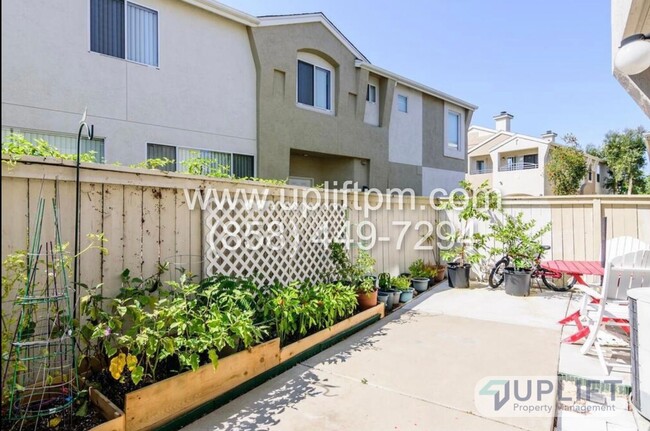 Building Photo - 3 Bed, 2.5 bath Condo w/ Central HVAC, Lau...
