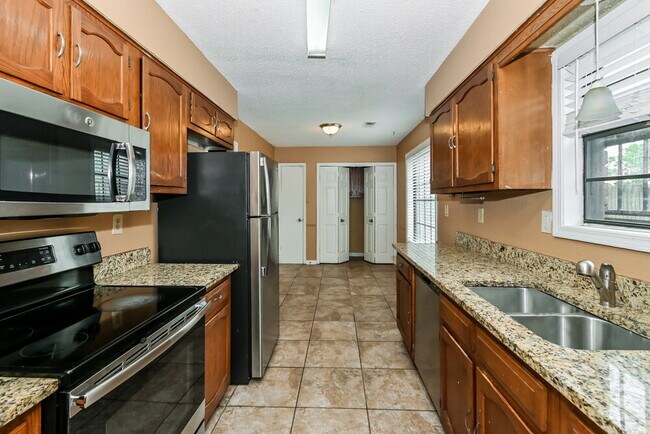 Building Photo - 5657 Rensslaer Dr