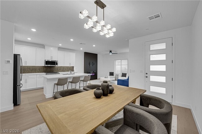 Building Photo - 600 N Carriage Hill Dr