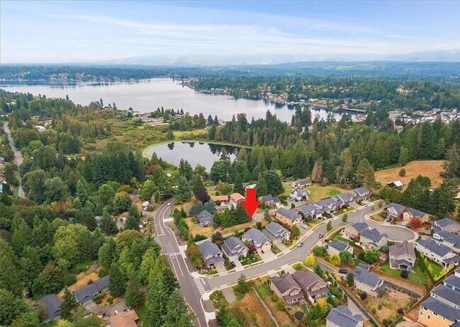 Building Photo - 6 month rental available!