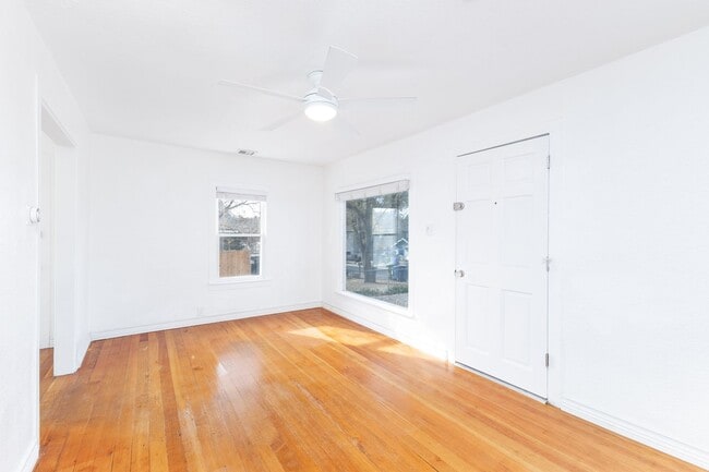 Building Photo - Adorable home on over-sized lot!